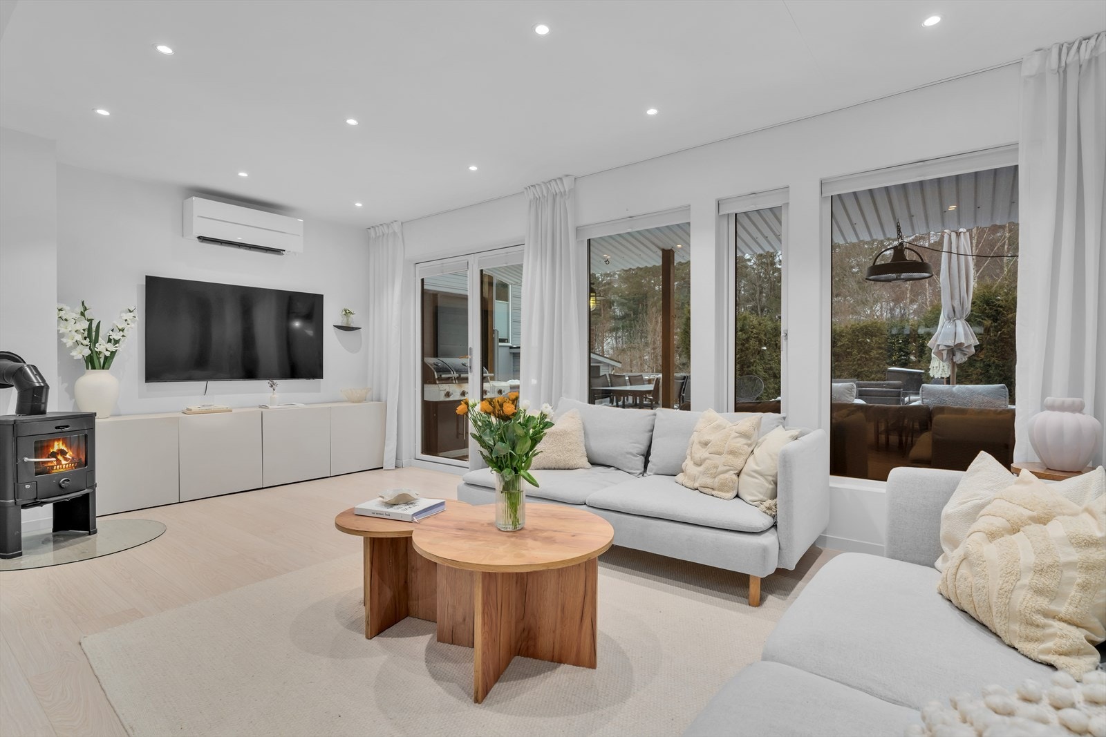 Gulvet er belagt med enstavs laminat som gir et stilrent preg (nytt 2022), og i taket finner du spotter som gir et moderne uttrykk og god belysning. Galleribilde