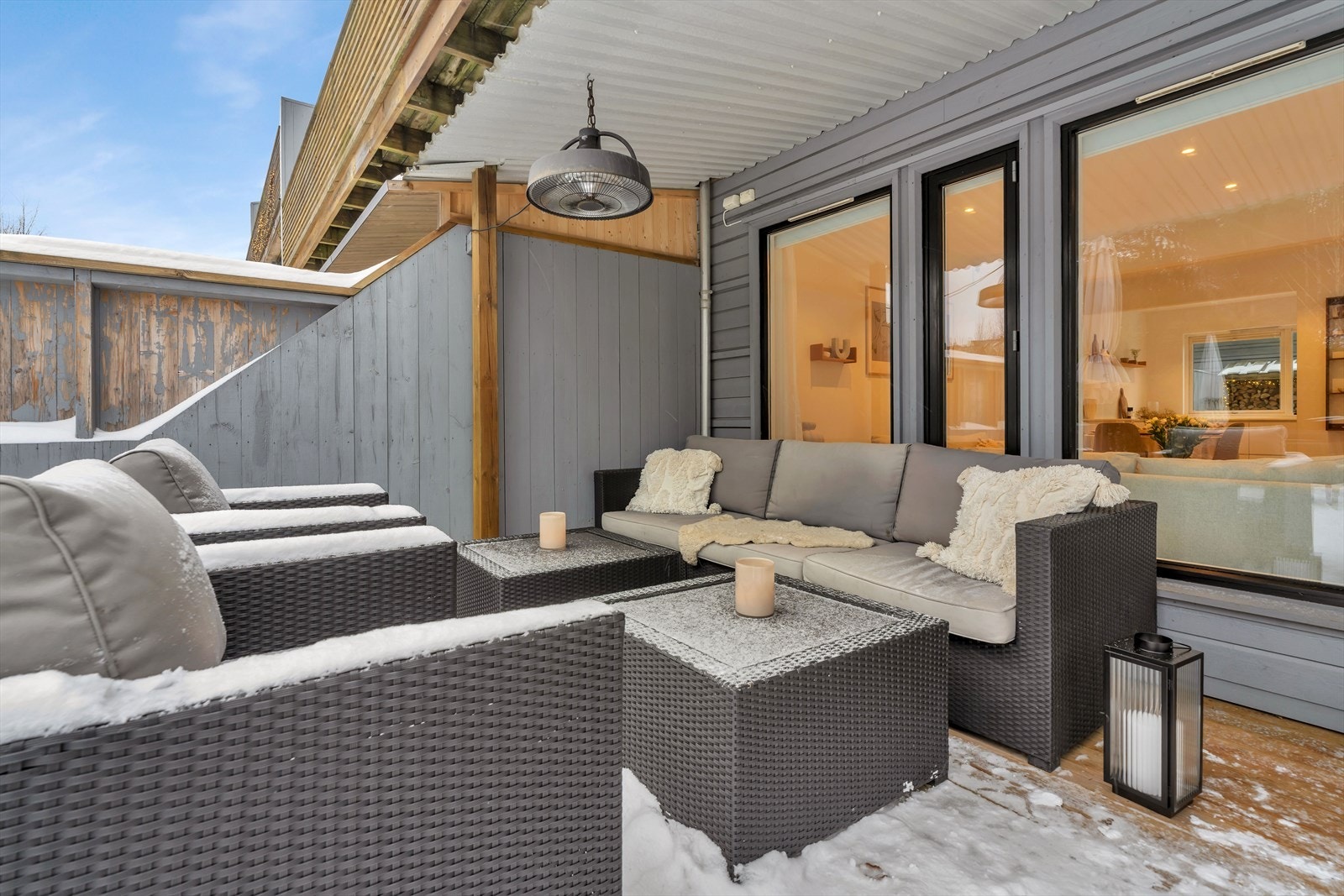 Den store terrassen, som er ny fra 2022, har sol fra kl. ca 12.00 til 19.00 noe som gjør den perfekt for lange og solrike ettermiddager. Galleribilde