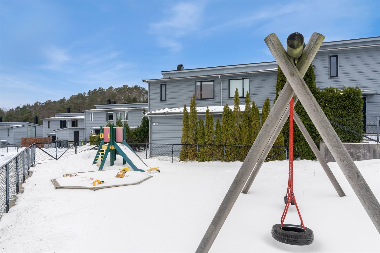 Boligen ligger i et svært attraktivt og barnevennlig område, perfekt for familier som ønsker en trygg og rolig hverdag. Beliggenheten er usjenert og solrik, plassert i enden av rekken med grønne friarealer og vakker natur som nærmeste nabo. Galleribilde