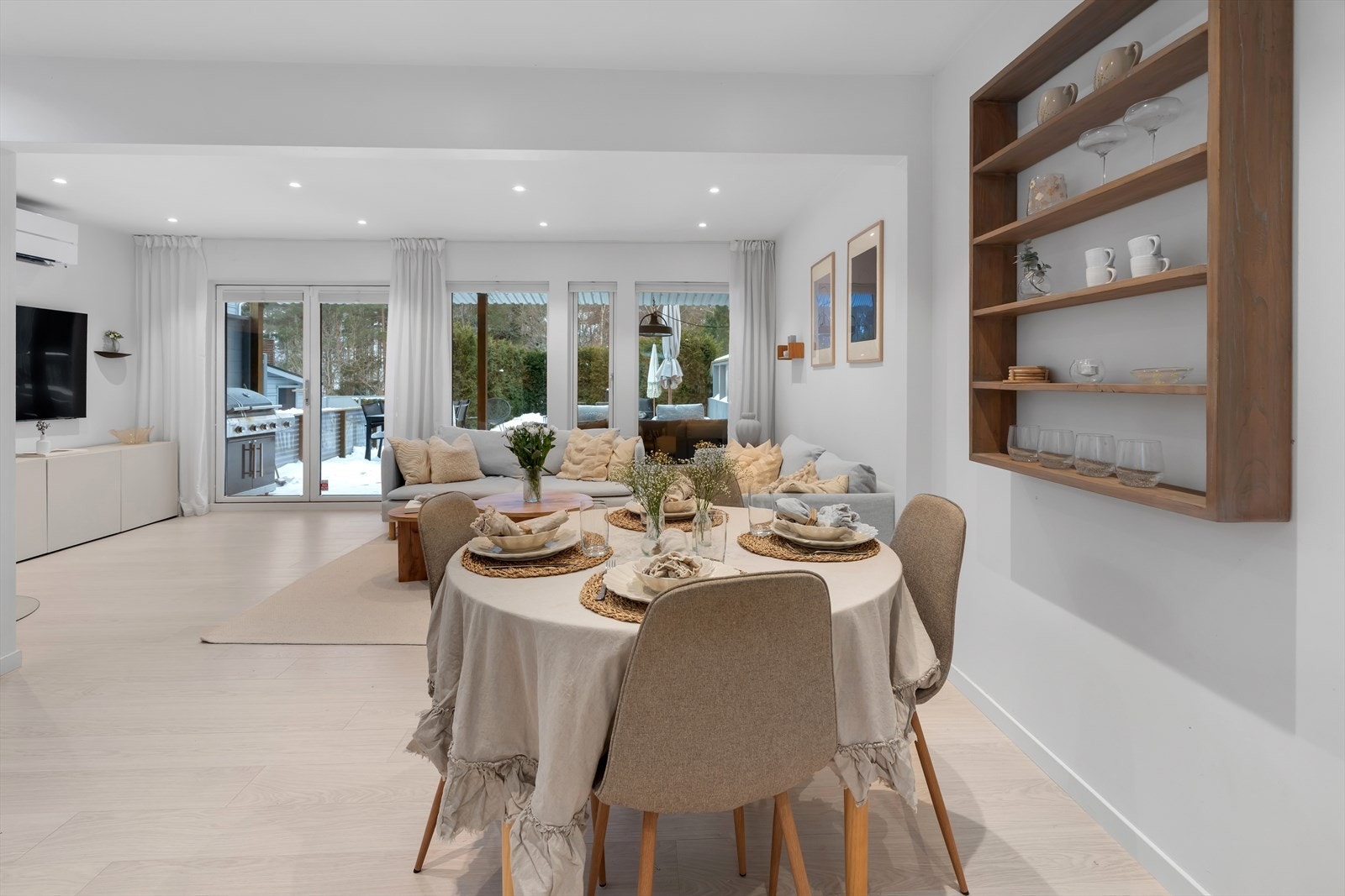 Like ved kjøkkenet er det plass til et stort spisebord, perfekt for sosiale sammenkomster og middager med familie og venner. Galleribilde