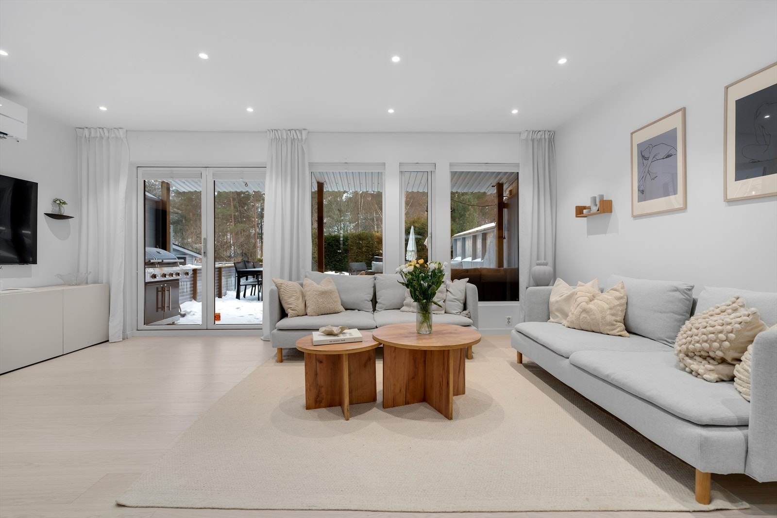 Fra stuen er det direkte adkomst adkomst til herlig uteareal. Galleribilde