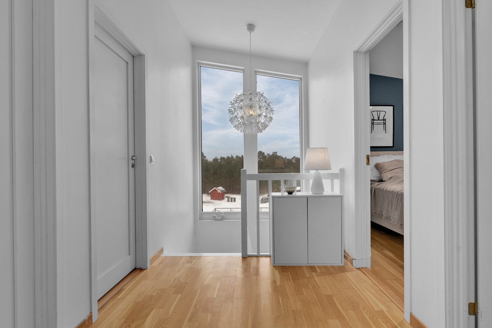 I trappen finner du store vinduer som gir rikelig med lys. Galleribilde