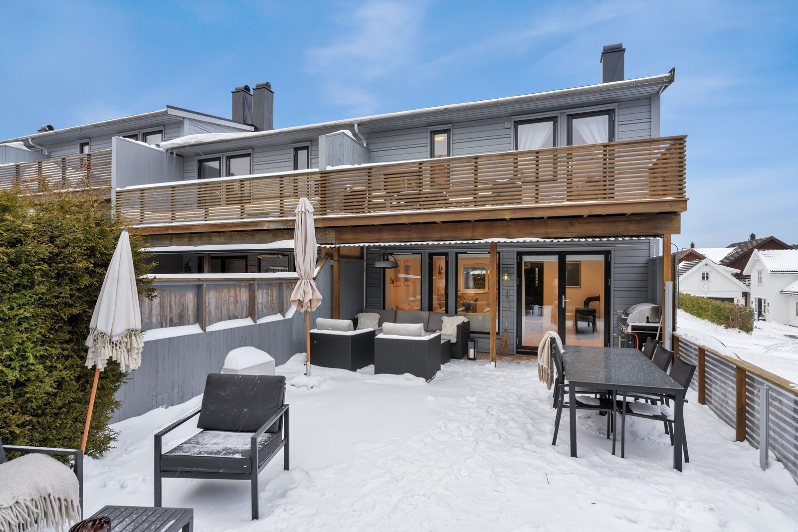 Terrassen er romslig og har rikelig med plass til flere sittegrupper, ideelt for sosiale sammenkomster eller avslapning utendørs. Galleribilde