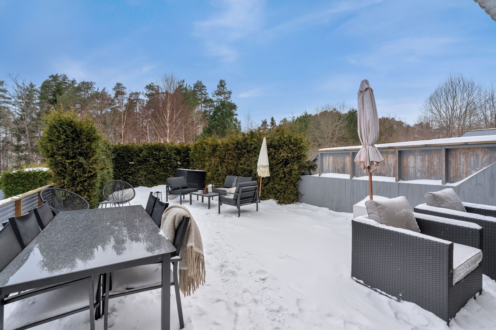 Uteområdet inkluderer også kunstgress som er lett å vedlikeholde, hekk og gjerde som gir både et grønt og skjermet preg. Galleribilde