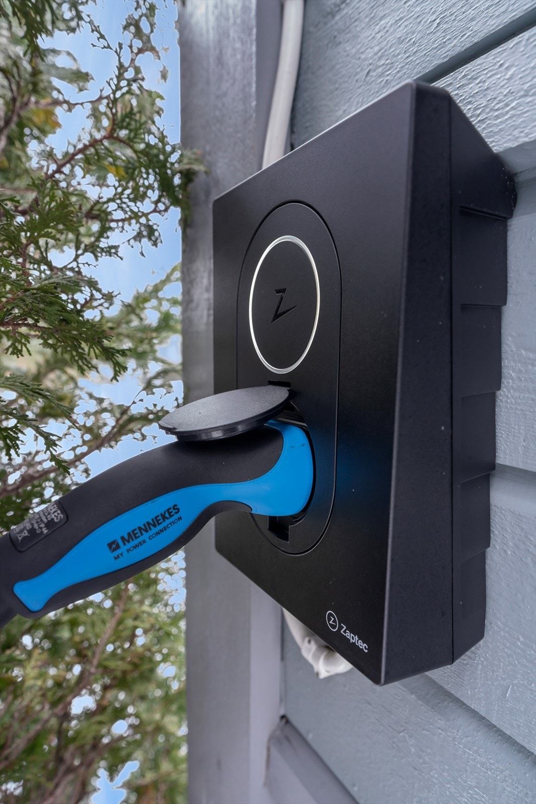 Felles parkeringsplass like ved. Det er montert lader til elbil. Galleribilde