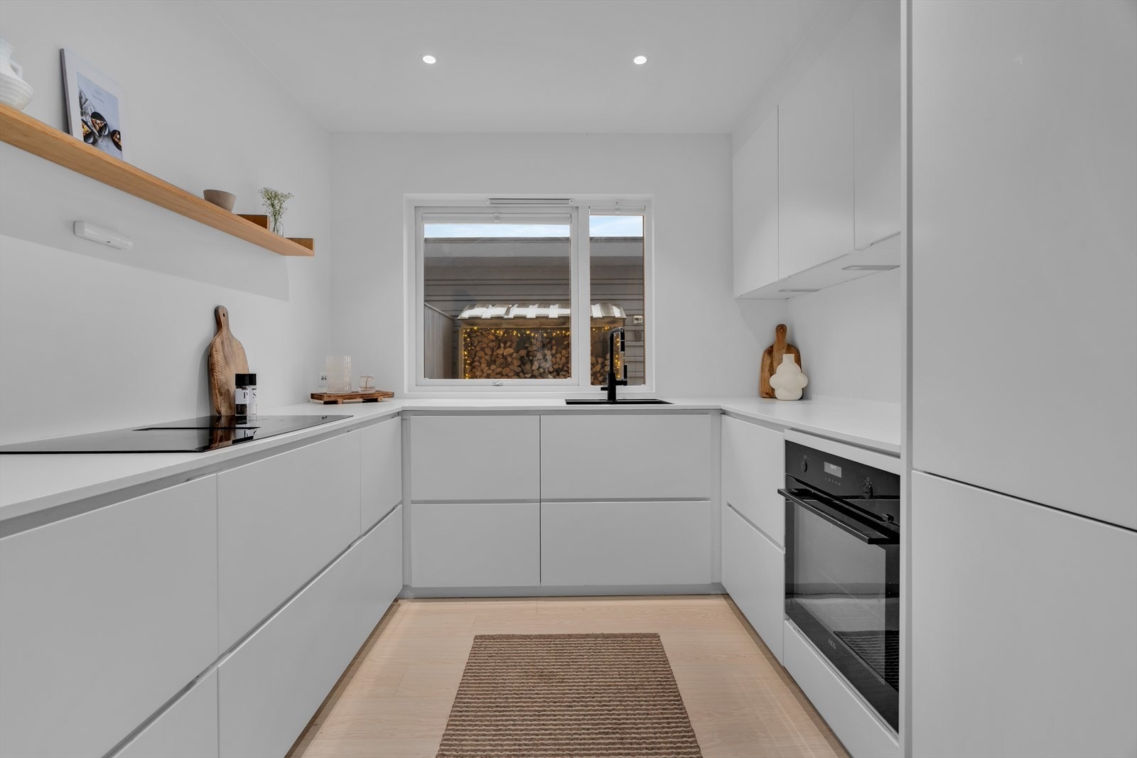 Kjøkkenet er fra anerkjente KVIK og ble installert i 2022, noe som gjør det både stilrent og oppdatert. Innredningen har laminerte trefiberfronter og laminert benkeplate. Galleribilde