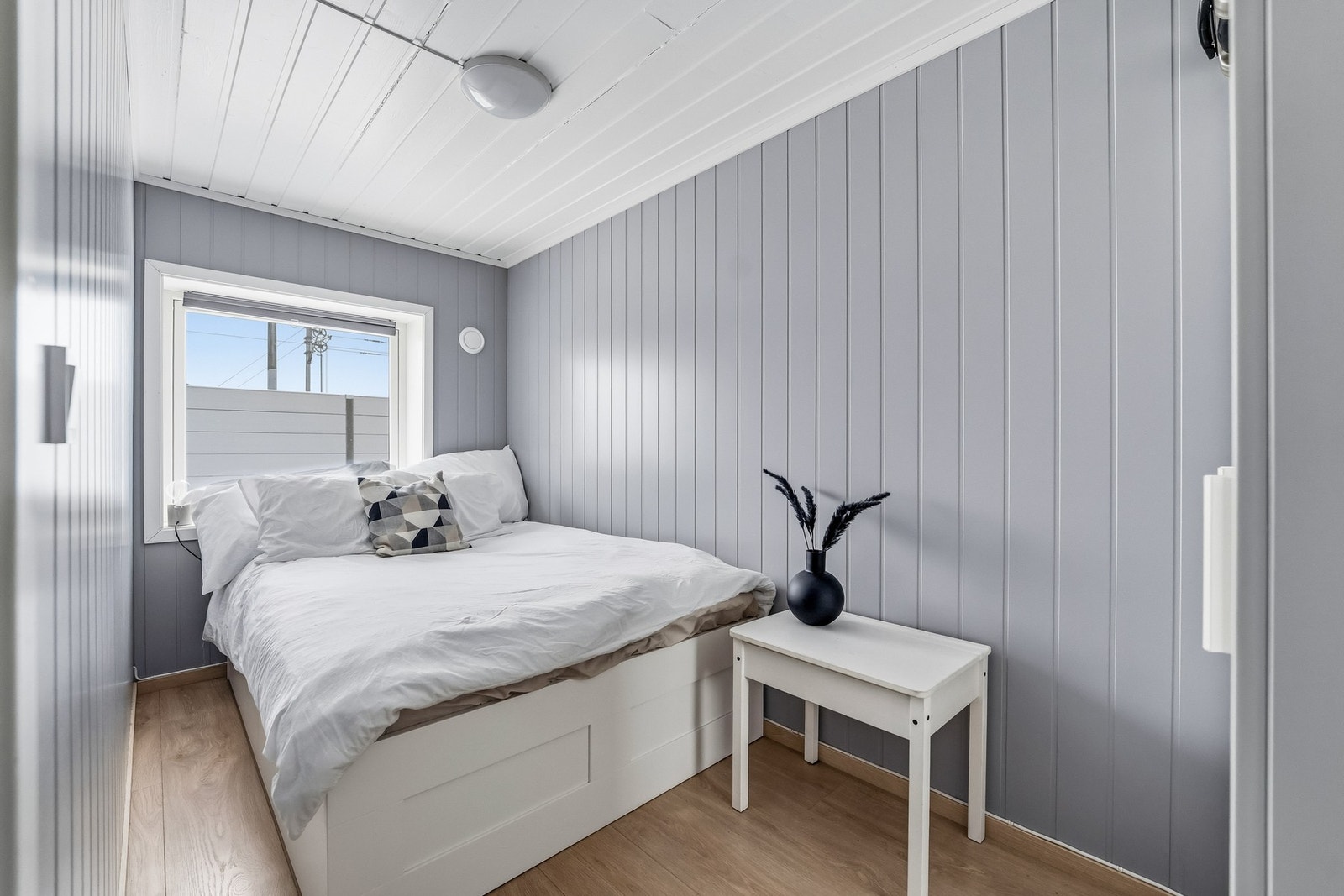 Hovedsoverommet har malt smartpanel på veggflater, lyspigmentert laminatgulv, garderobeskap og stort vindu som gir godt lysinnslipp. Galleribilde