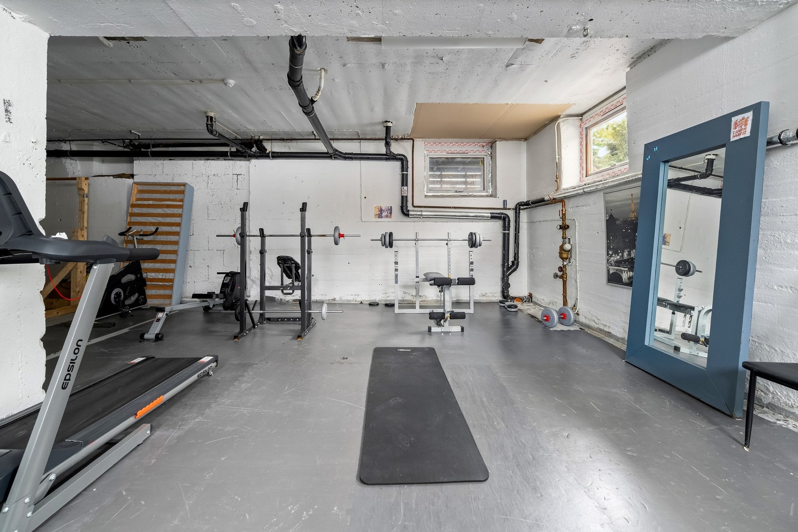 Det er etablert et felles treningsrom i kjeller til fri disposisjon for beboerne. Galleribilde