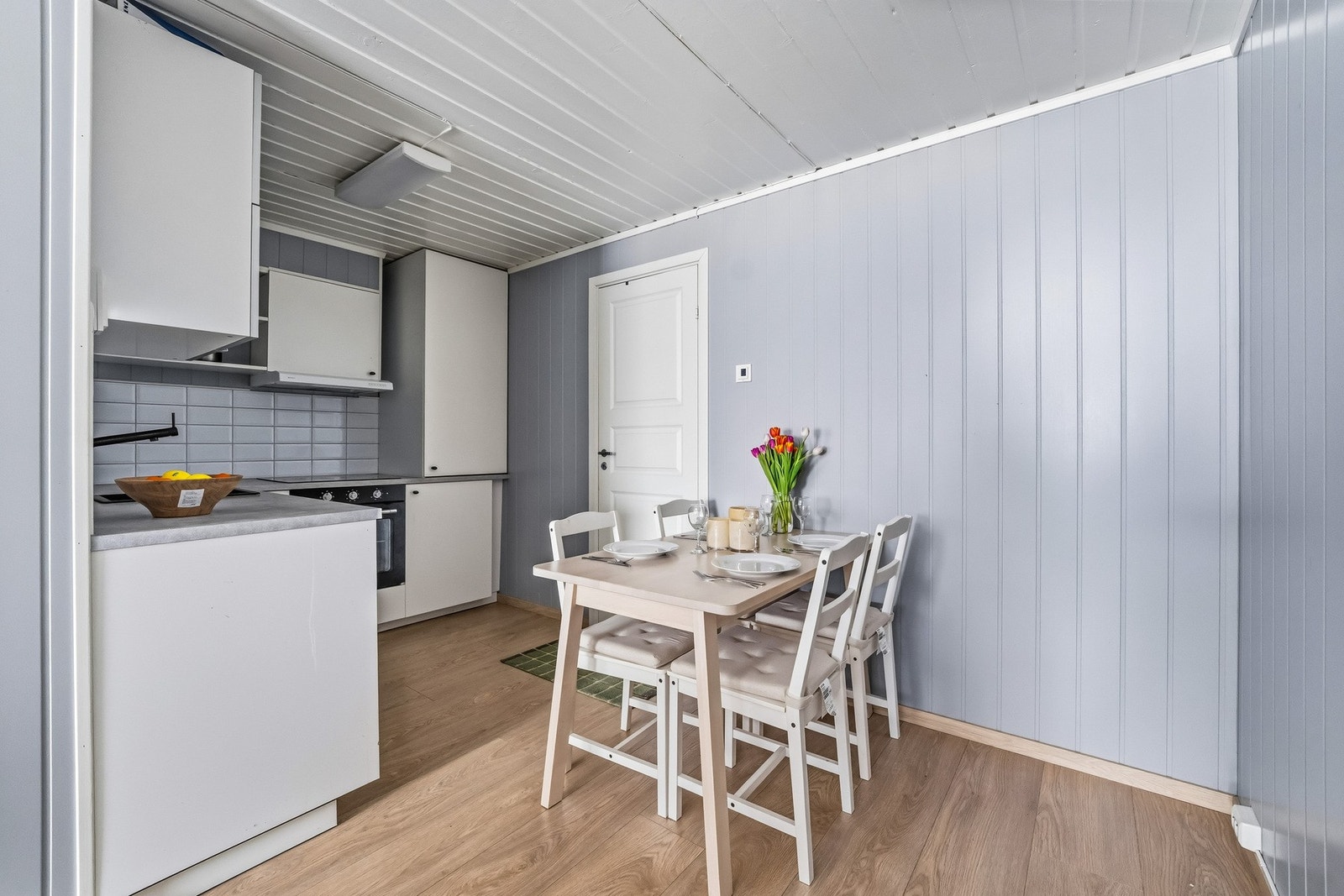 Kjøkkenet fremstår som stilrent og funksjonelt, utformet i praktisk vinkelløsning som gir rikelig med benke- og arbeidsplass. Galleribilde