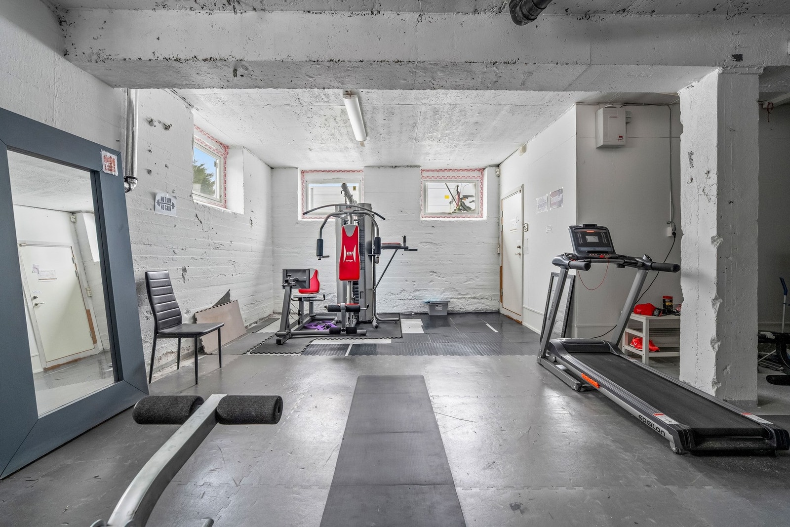 Det er etablert et felles treningsrom i kjeller til fri disposisjon for beboerne. Galleribilde