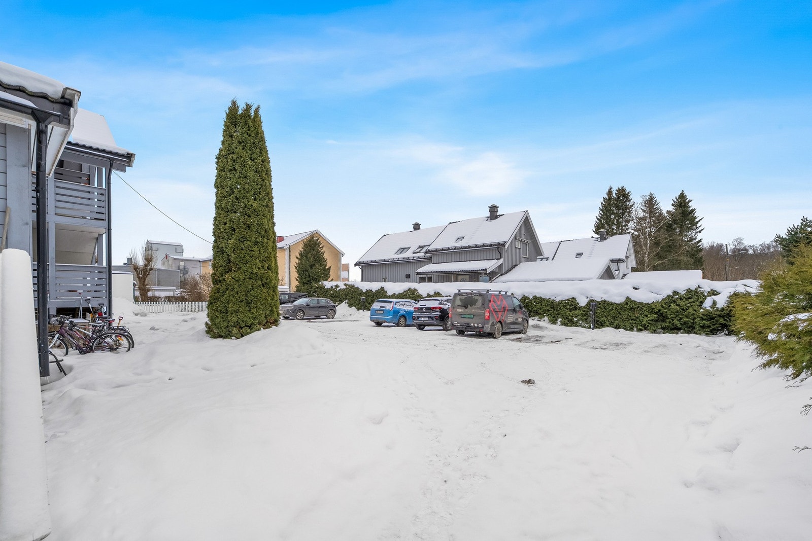 Leiligheten disponerer en fast parkeringsplass m/elbillader (nr. 11). Galleribilde