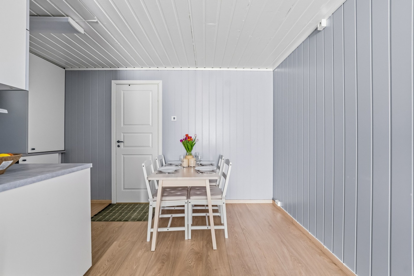 I tilknytning til kjøkkenet ligger en koselig spisestue som innbyr til hyggelige måltider med familie og venner. Galleribilde