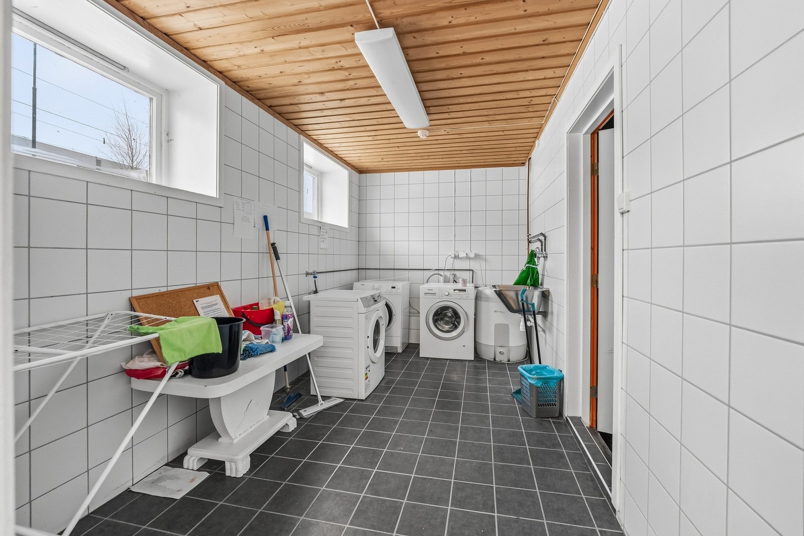 Sameiet har felles vaskerom i kjeller til fri disposisjon for beboerne. Galleribilde