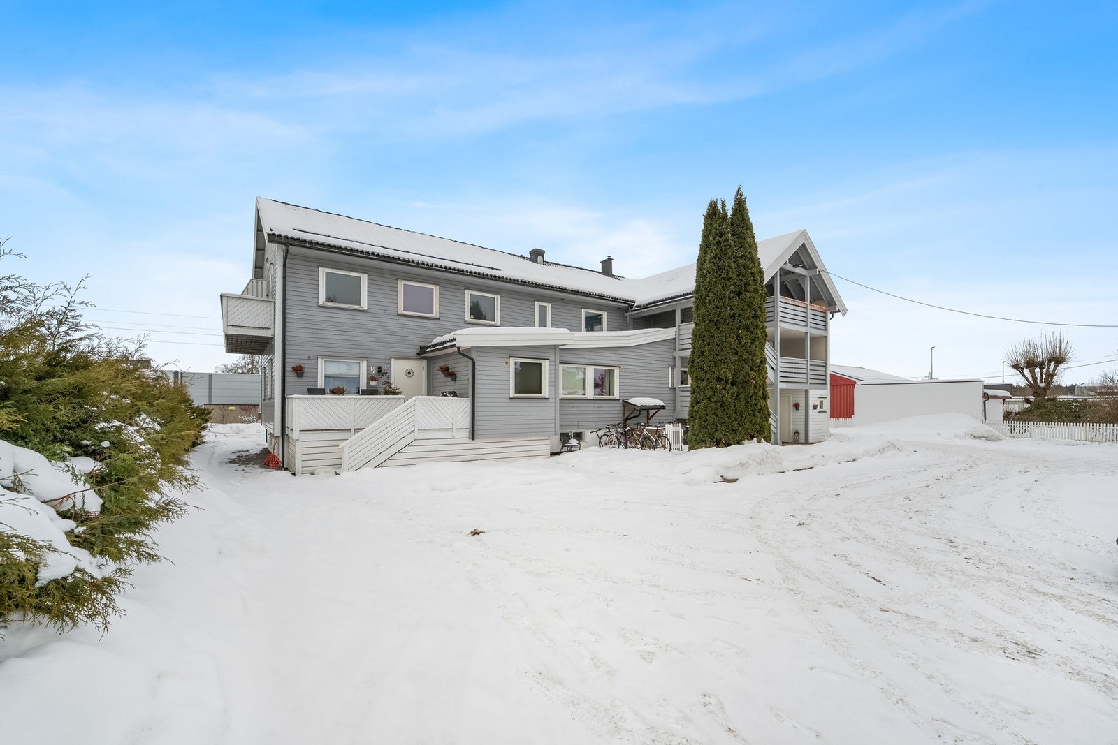 Her bor du med kort gangavstand til byens varierte servicetilbud, herunder butikker, caféer, restauranter, treningssentre, kollektivtransport og kulturtilbud. Galleribilde