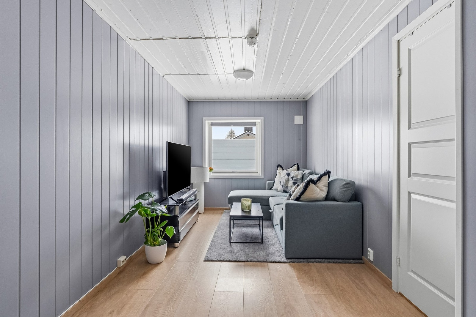 Stuen oppleves som svært innbydende med lyse og delikate fargevalg. Gulvet er belagt med flott, lyspigmentert laminat med underliggende gulvvarme som gir ekstra komfort. Galleribilde