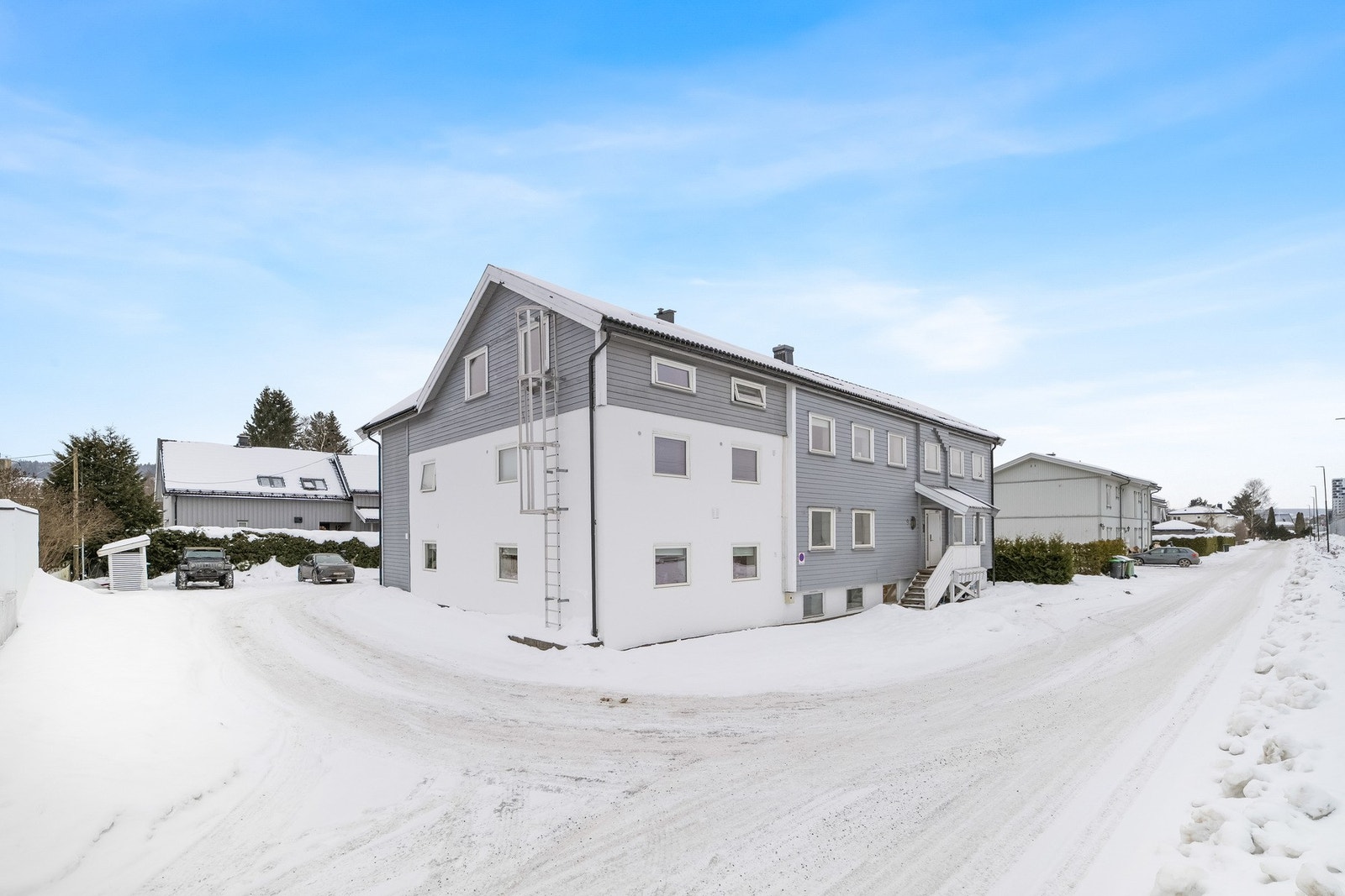 Leiligheten har en god og funksjonell planløsning, og passer perfekt for både førstegangskjøpere, par eller små husholdninger som ønsker en lettstelt bolig i sentrale omgivelser. Galleribilde