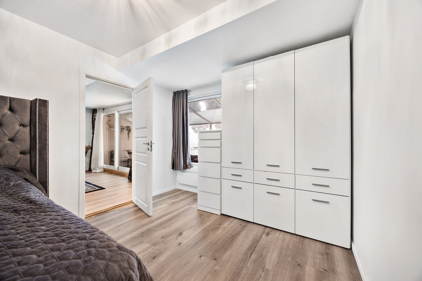 Rommet har en smart løsning med en liten, adskilt sone ved vinduet. Galleribilde