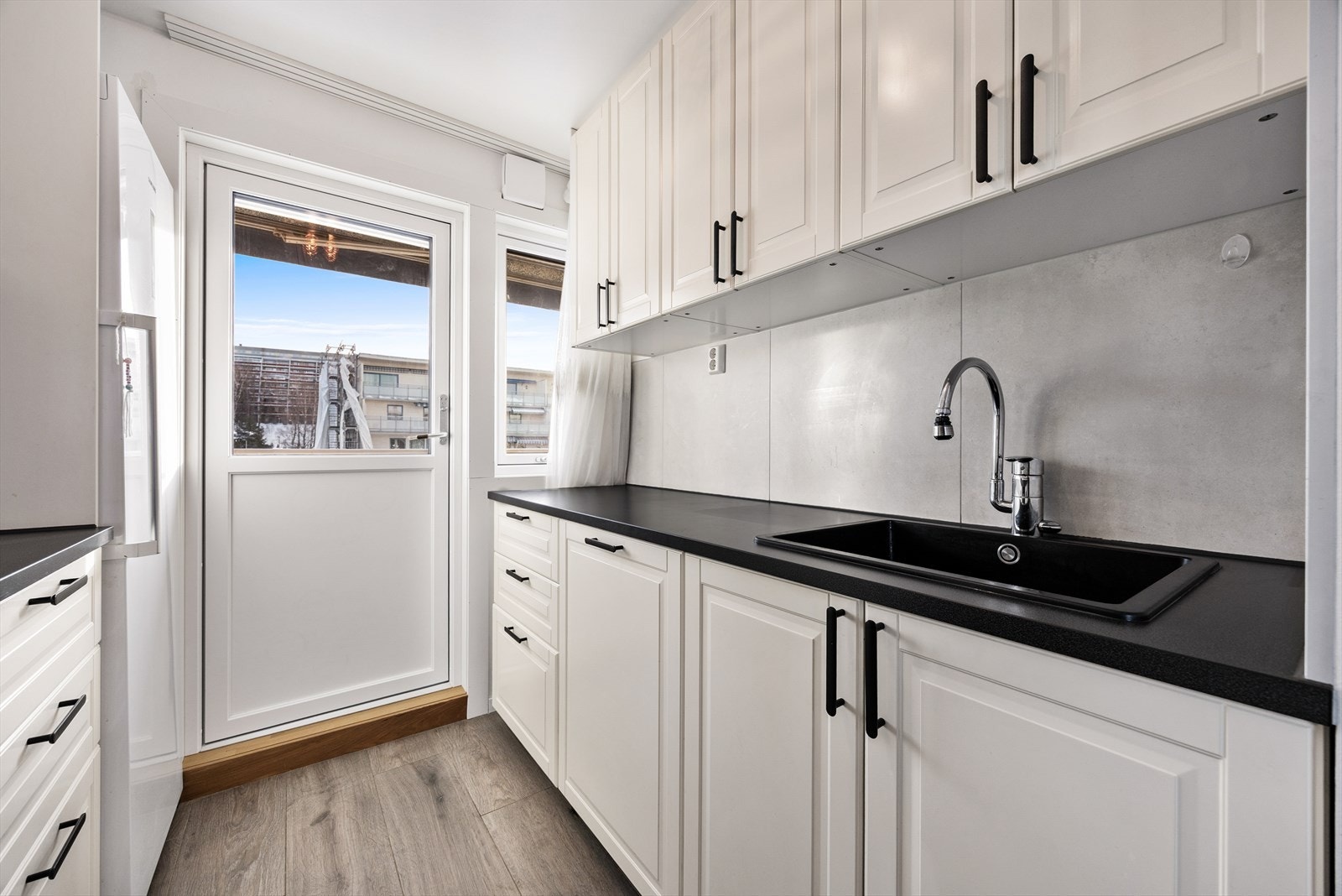 Fra kjøkkenet er det direkte utgang til leilighetens andre balkong. Galleribilde