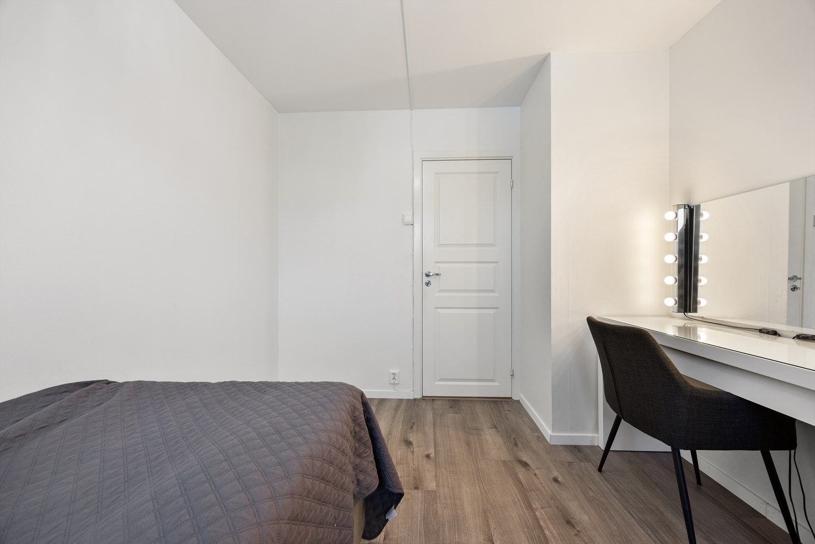 Lyse overflater og laminatgulv gir et godt utgangspunkt for personlig innredning. Galleribilde