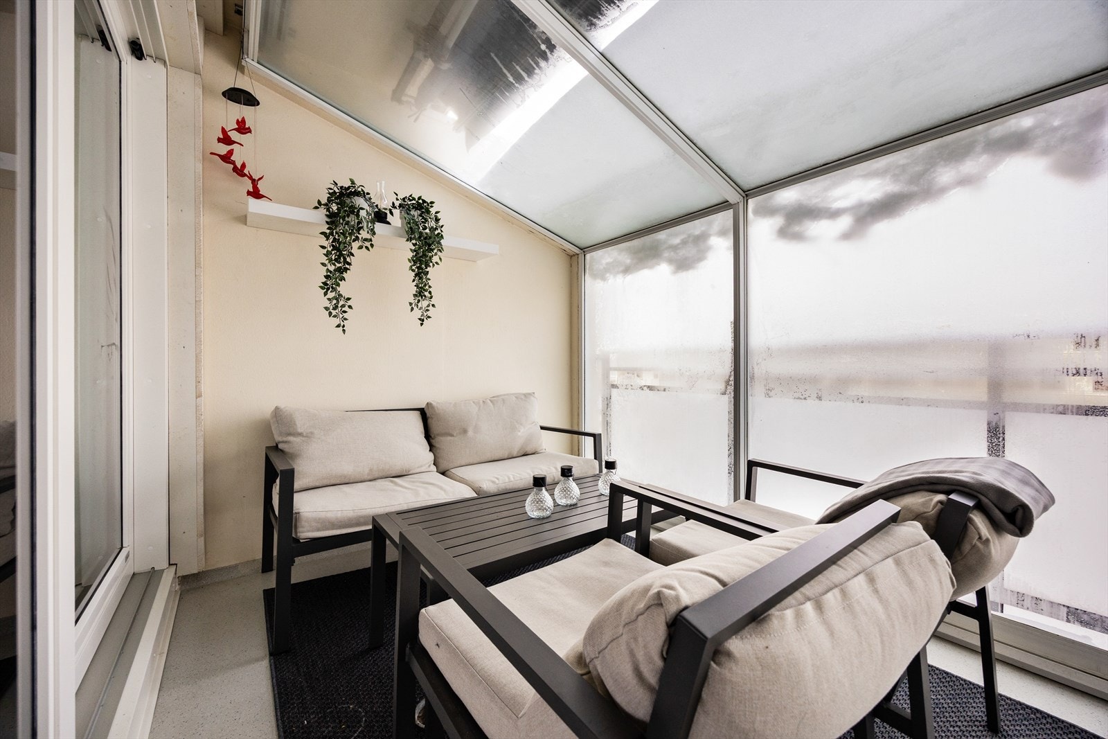 Den innglassede balkongen har god plass til en hyggelig sittegruppe. Galleribilde