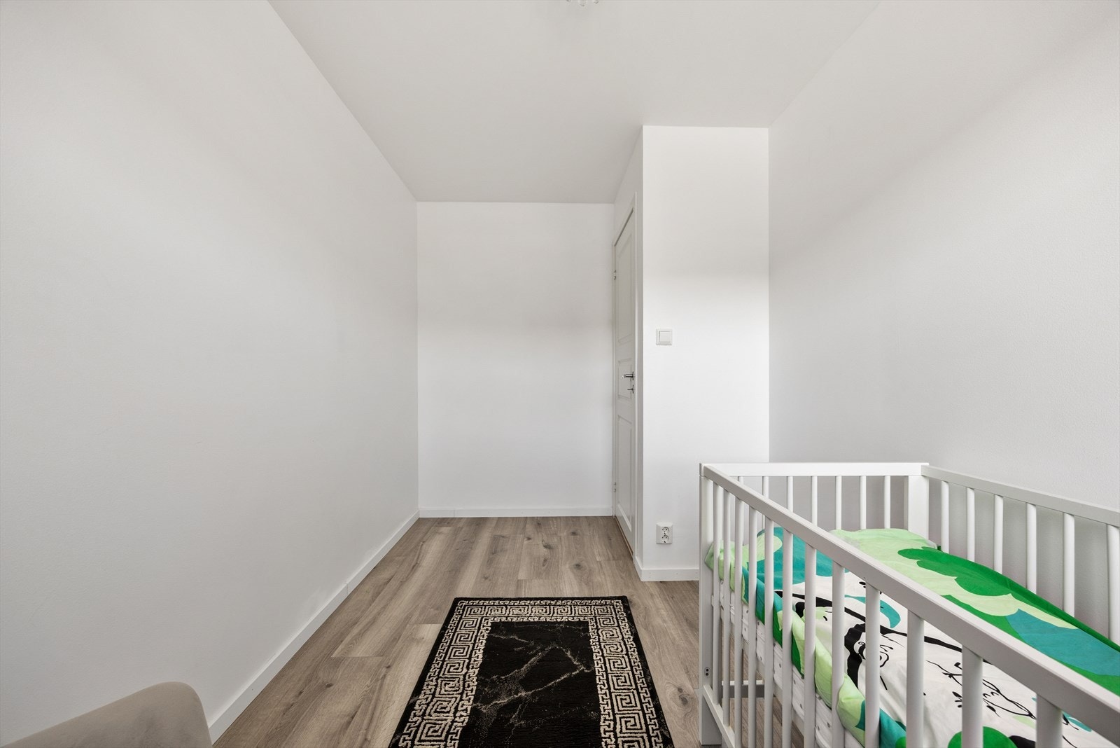 Rommet kan enkelt tilpasses ulike behov, enten det er som soverom eller arbeidsplass. Galleribilde