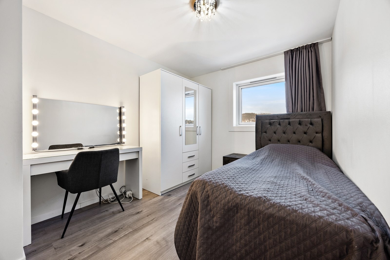 Leiligheten har ytterligere tre soverom, alle med plass til seng og garderobeløsning Galleribilde