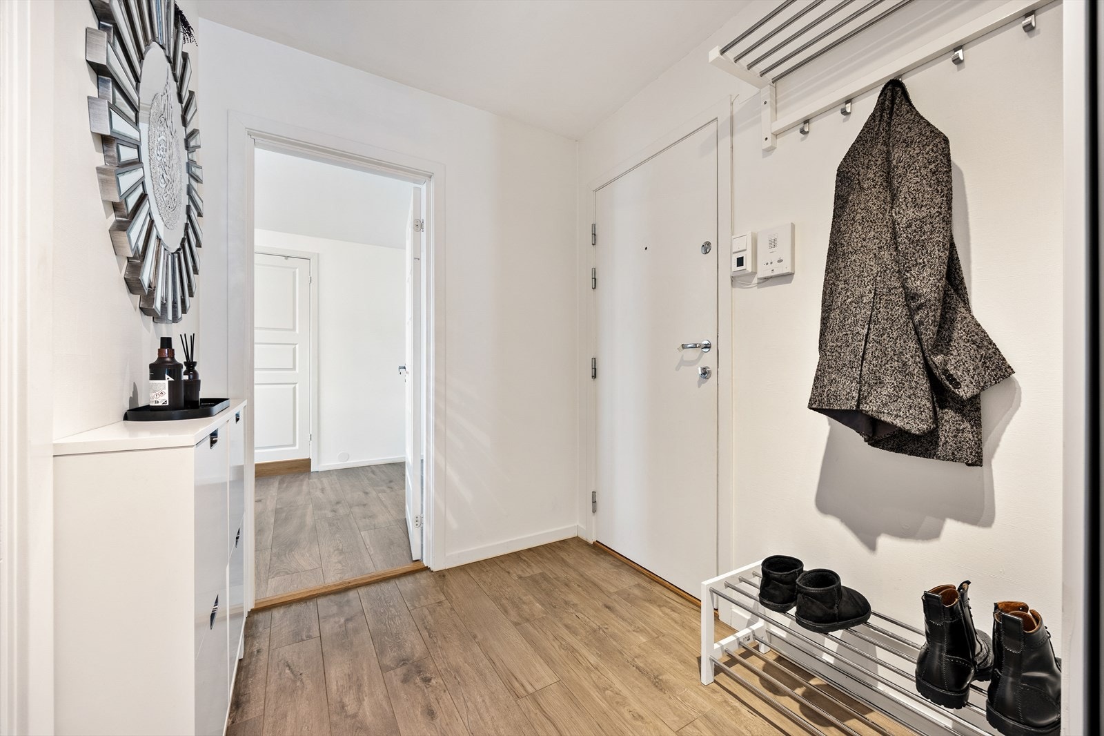 Fra entreen ledes du videre inn i leilighetens sosiale soner. Galleribilde