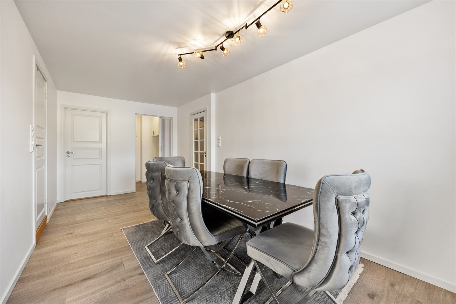 Spisestuen fungerer som et bindeledd mellom kjøkken og leilighetens øvrige oppholdsrom. Galleribilde