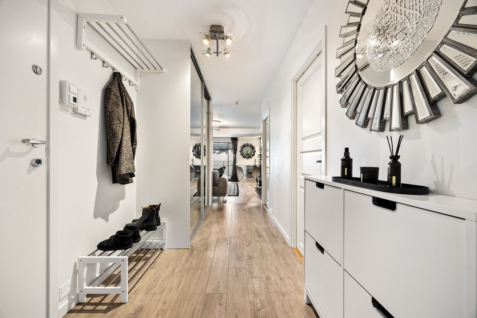 Turen starter i en romslig entré med god plass til oppbevaring av yttertøy og sko. Galleribilde