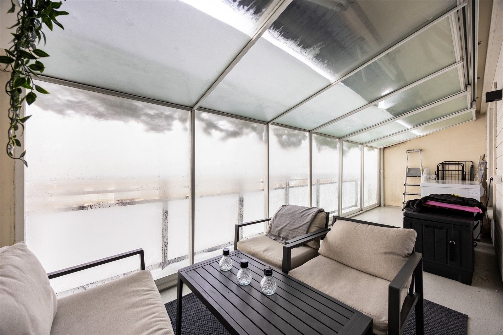 Den innglassede balkongen fungerer som en utvidelse av stuen og gir et ekstra oppholdsrom. Galleribilde