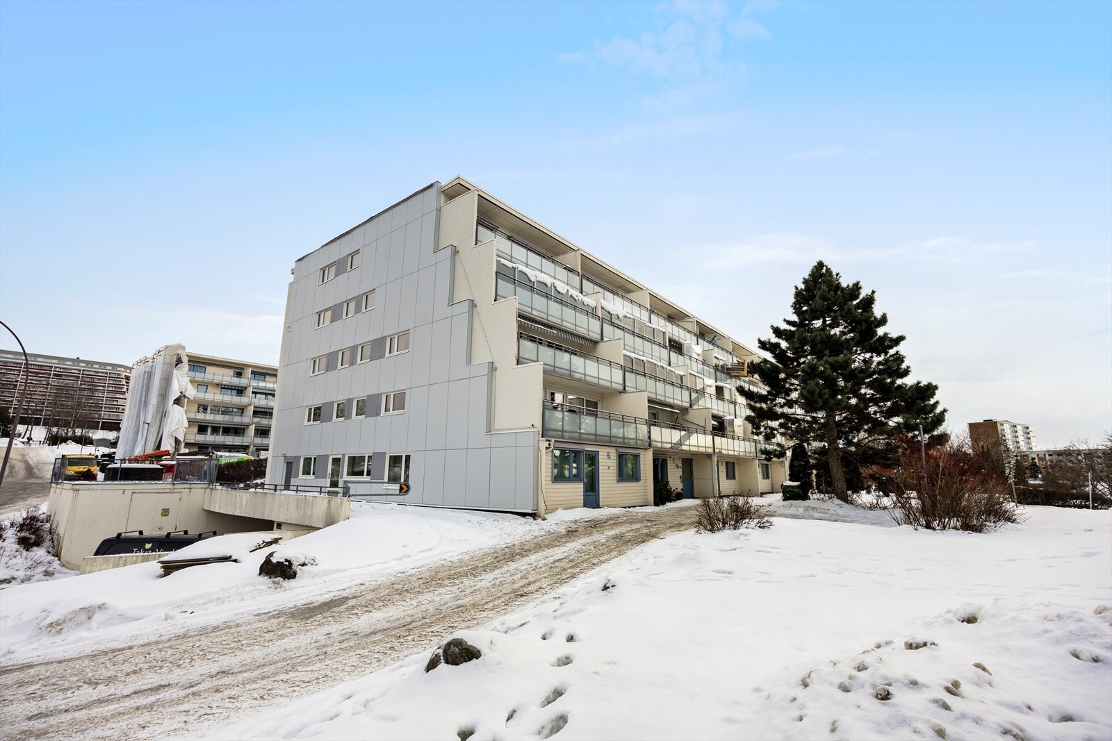 Bygget har en funksjonell arkitektur med store balkonger. Galleribilde