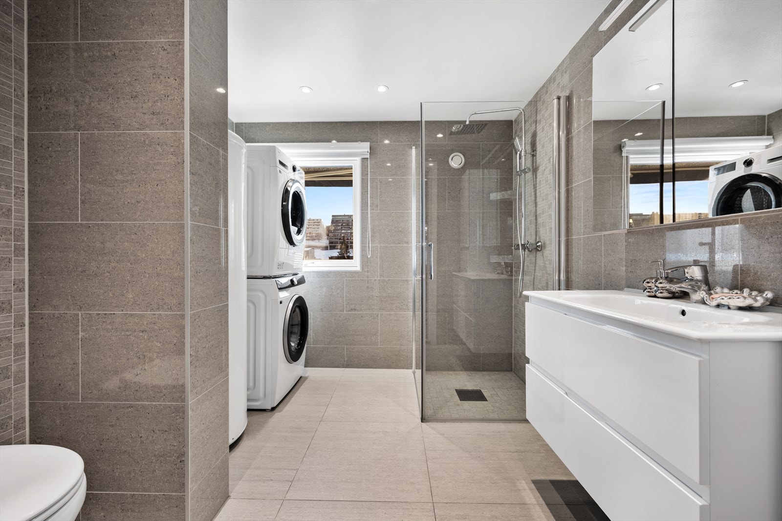 Leiligheten har et stort og delikat flislagt bad med spa-følelse Galleribilde