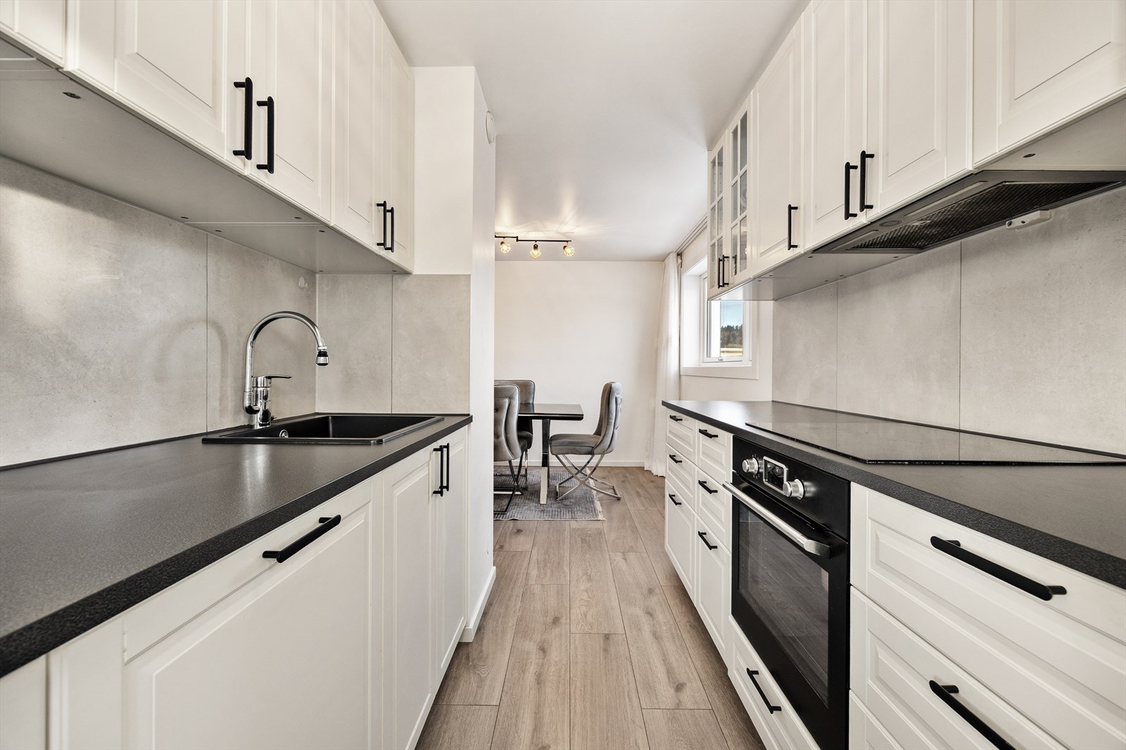 Leiligheten har et stilrent og funksjonelt kjøkken med rikelig skap- og benkeplass. Galleribilde