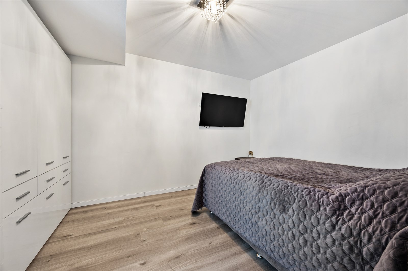 En hel vegg med garderobeskap gir rikelig med oppbevaringsplass. Galleribilde