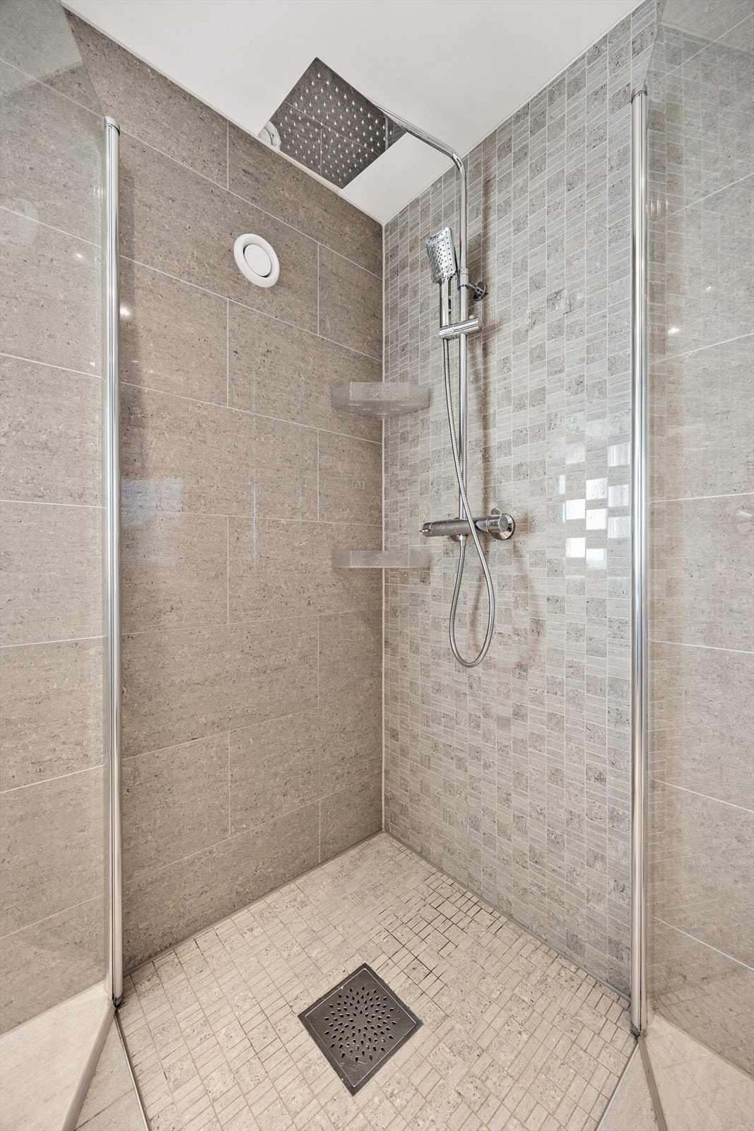 Dusjen har både regnfallsdusj og hånddusj for økt komfort. Galleribilde