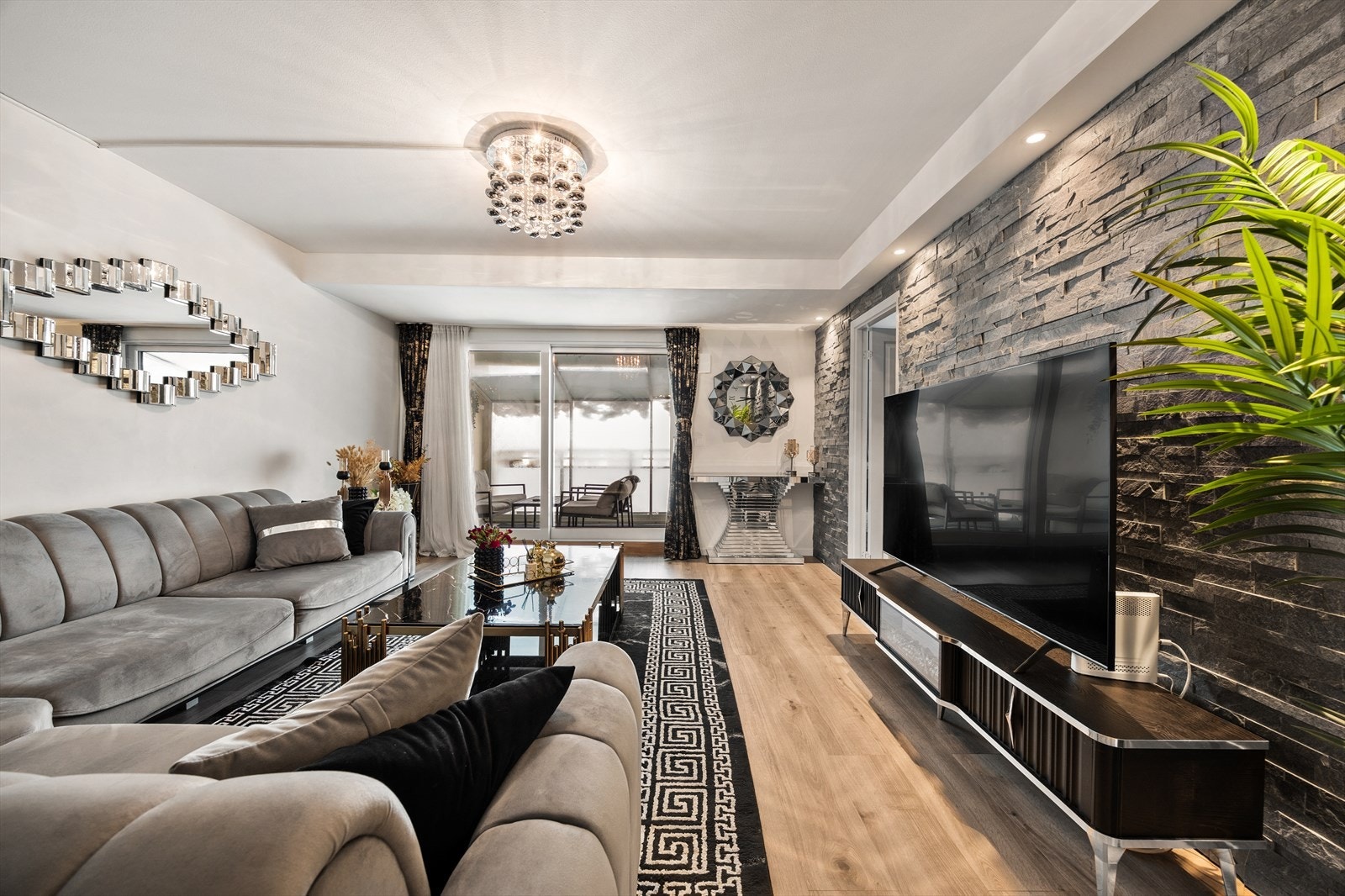 Pent, lyst og gjennomgående gulv. Galleribilde