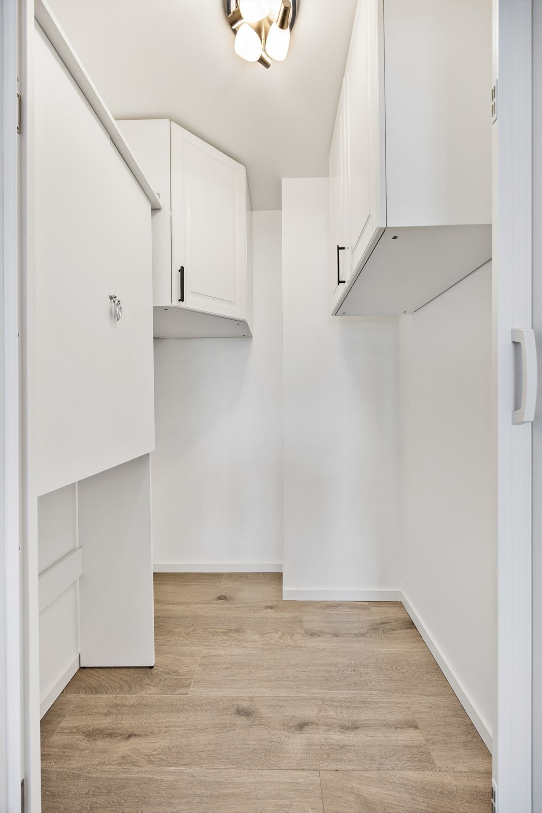 Et praktisk innvendig rom gir ekstra og fleksibel lagringsplass. Galleribilde