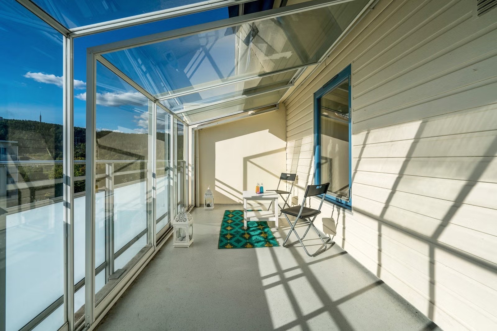 Sommerbilde fra balkongen. Galleribilde