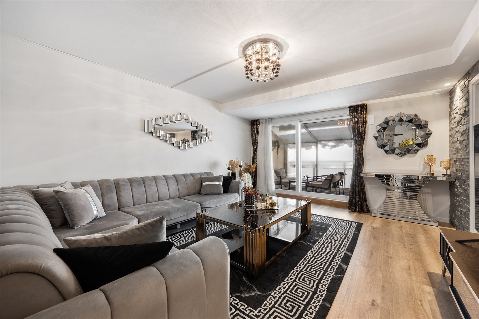 Store vindusflater og utgang til den innglassede balkongen gir rikelig med dagslys. Galleribilde