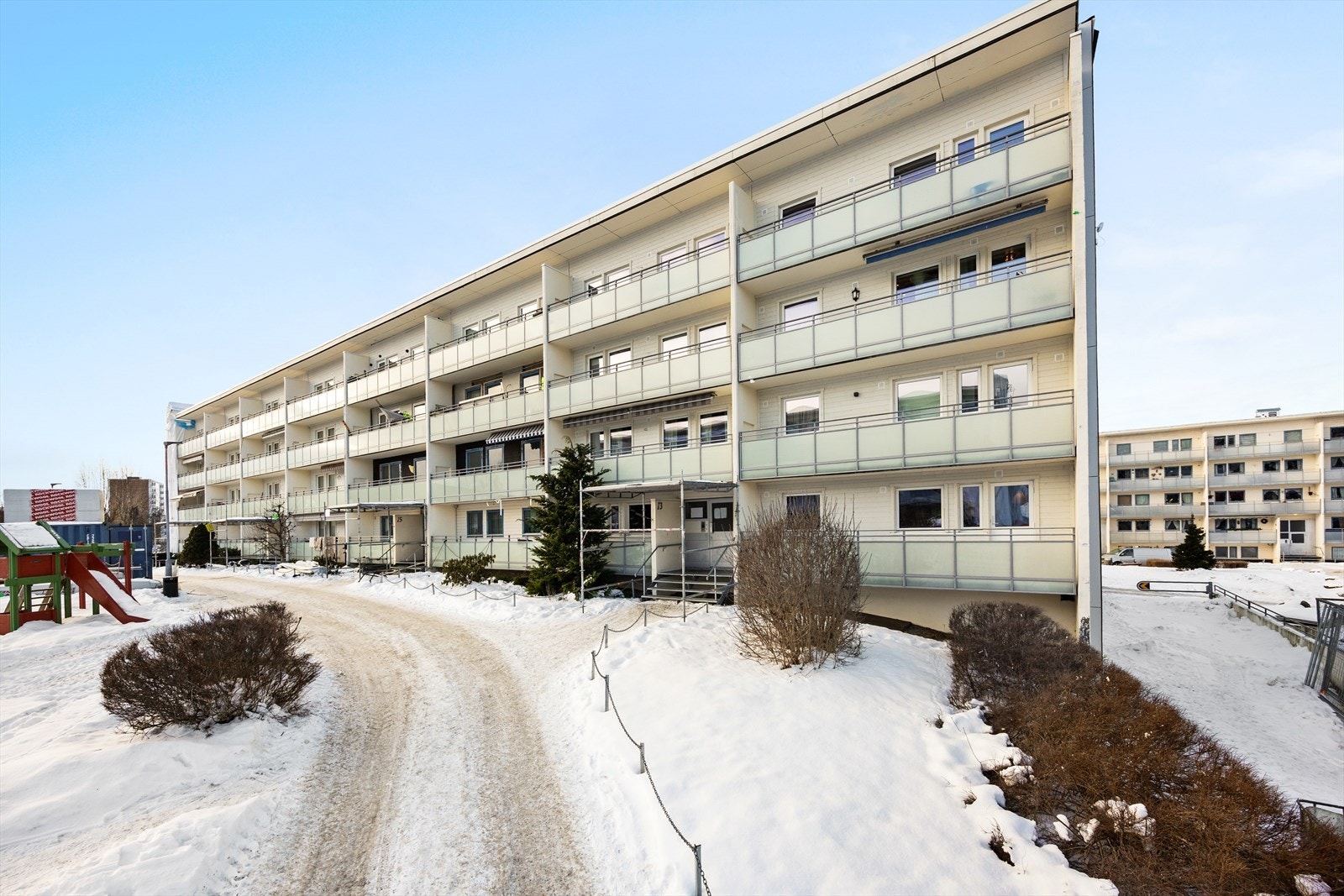 Leiligheten ligger i en etablert boligblokk med ryddige fellesarealer. Galleribilde