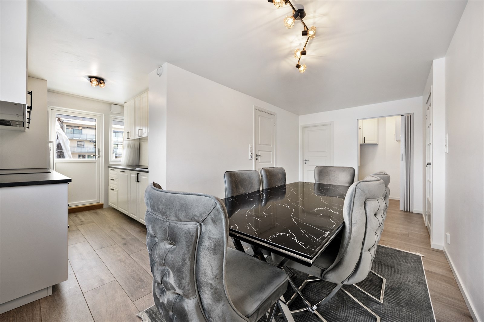 I åpen løsning mot kjøkkenet er det en naturlig plass for en romslig spisegruppe. Galleribilde