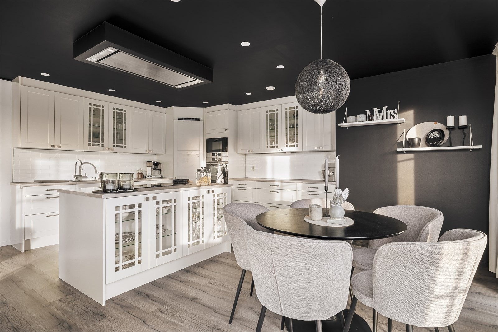 Videre er kjøkkenet utstyrt med integrerte hvitevarer, derav stekeovn, platetopp, mikrobølgeovn, oppvaskmaskin, kjøleskap og fryseskap Galleribilde