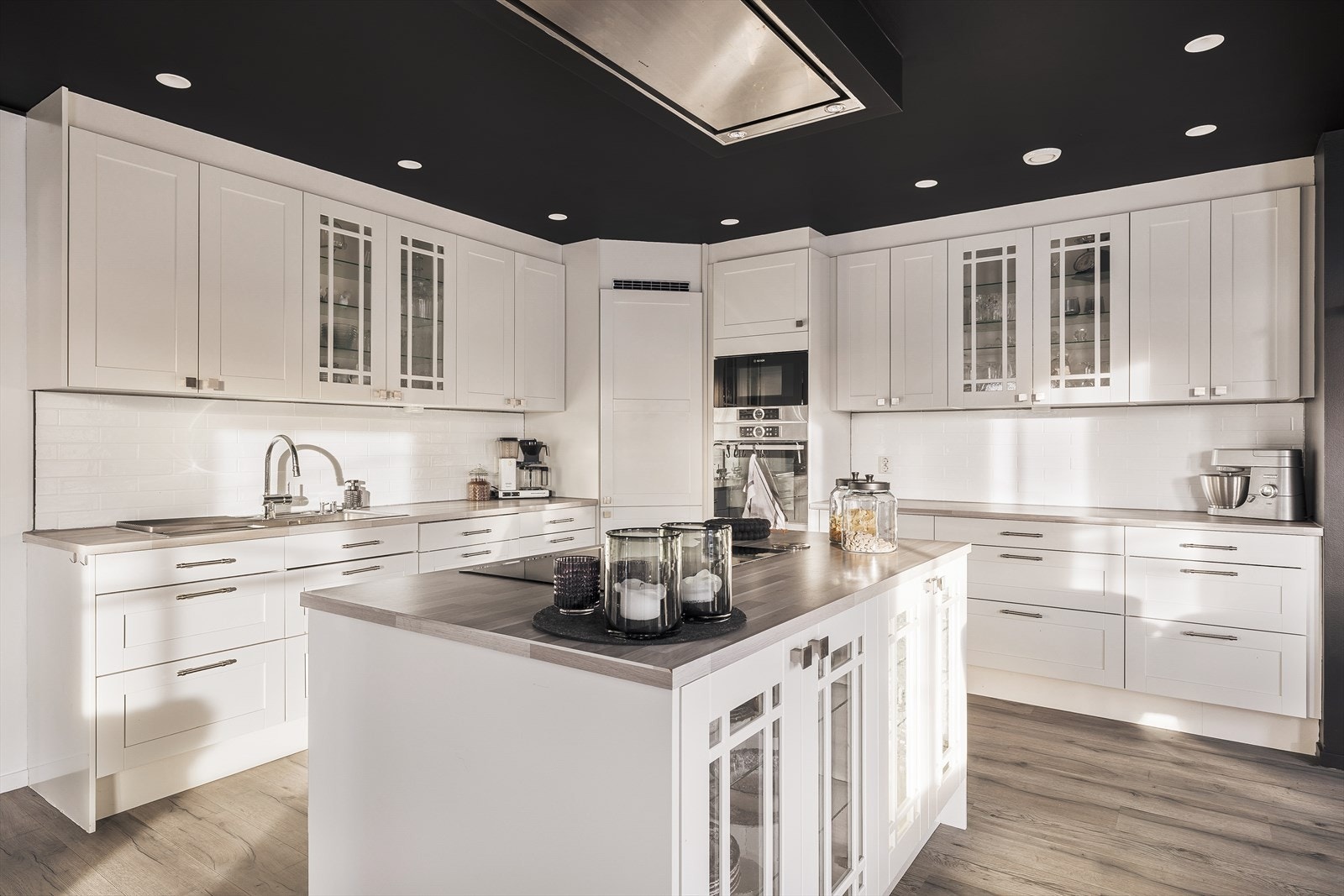 Kjøkkeninnredning med lekre og elegante profilerte fronter, og laminert benkeplate som sørger for en enkel rengjøring Galleribilde