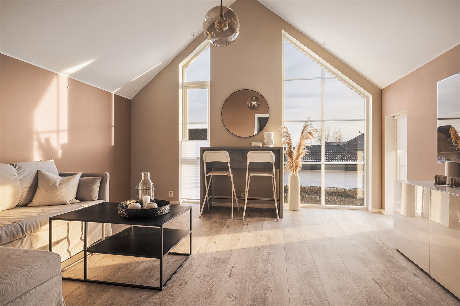 Det første som møter deg er en herlig, lys og lun TV-stue, bestående av laminat på gulv, malt platekledning på vegger og i himling med innfelte spotlights. Galleribilde