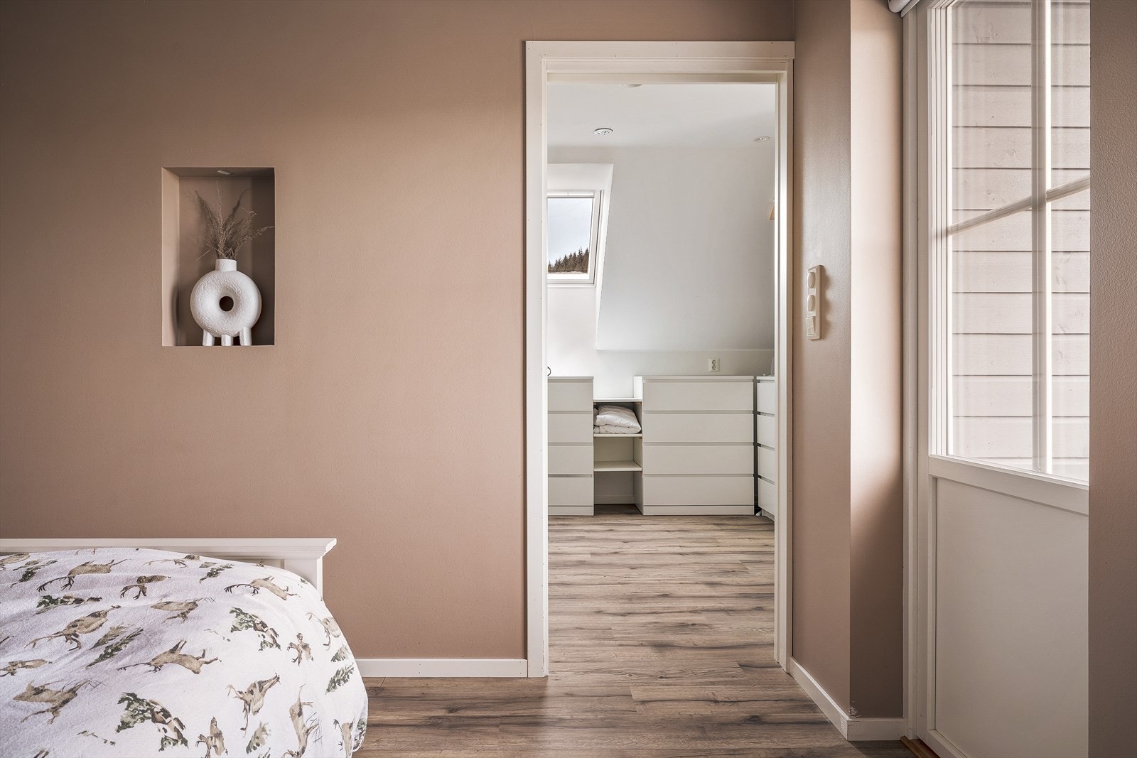 I tillegg har du tilkomst fra soverom inn til en Walk-in garderobe! Galleribilde