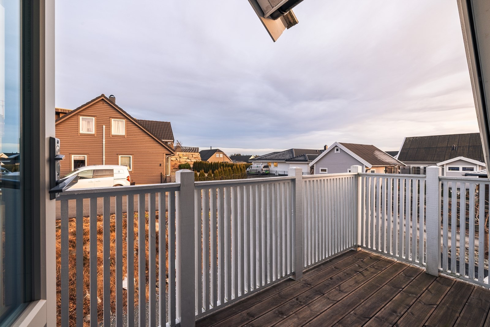 Fra soverommet har man direkte adkomst via terrassedør til en østvendt altan på 5,1m². Galleribilde