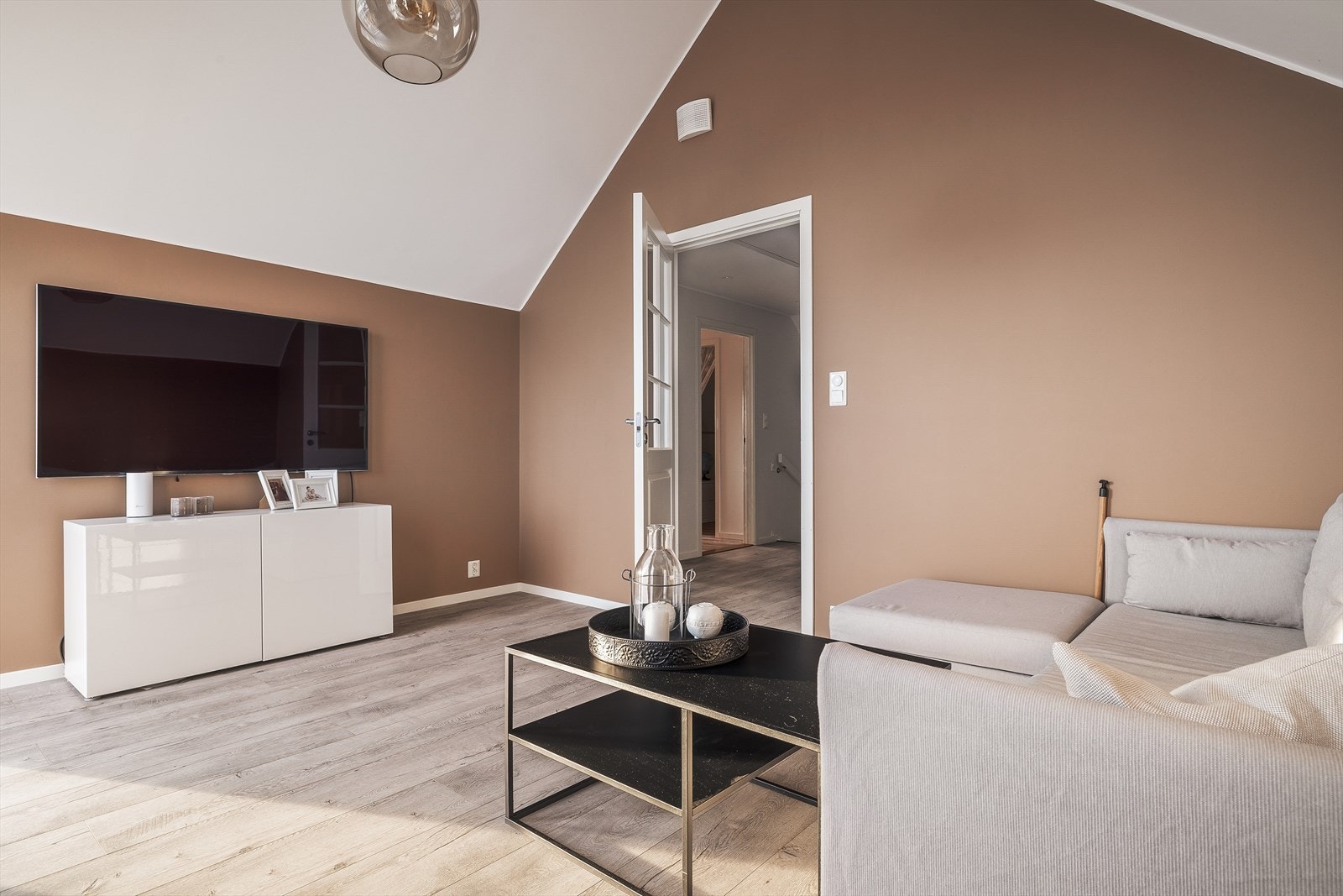 TV-stuen måler et areal på 16,3 m² og er en perfekt plass å samles for barn og unge til sosiale sammenkomster. Galleribilde