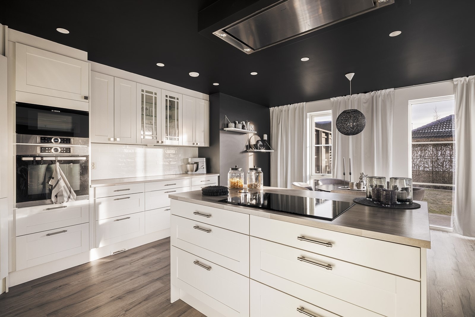 Kjøkkenet måles til 25,6 m². og inneholder rikelig med benkeplass, skap og skuffeplass til oppbevaring av diverse kjøkkenutstyr. Galleribilde