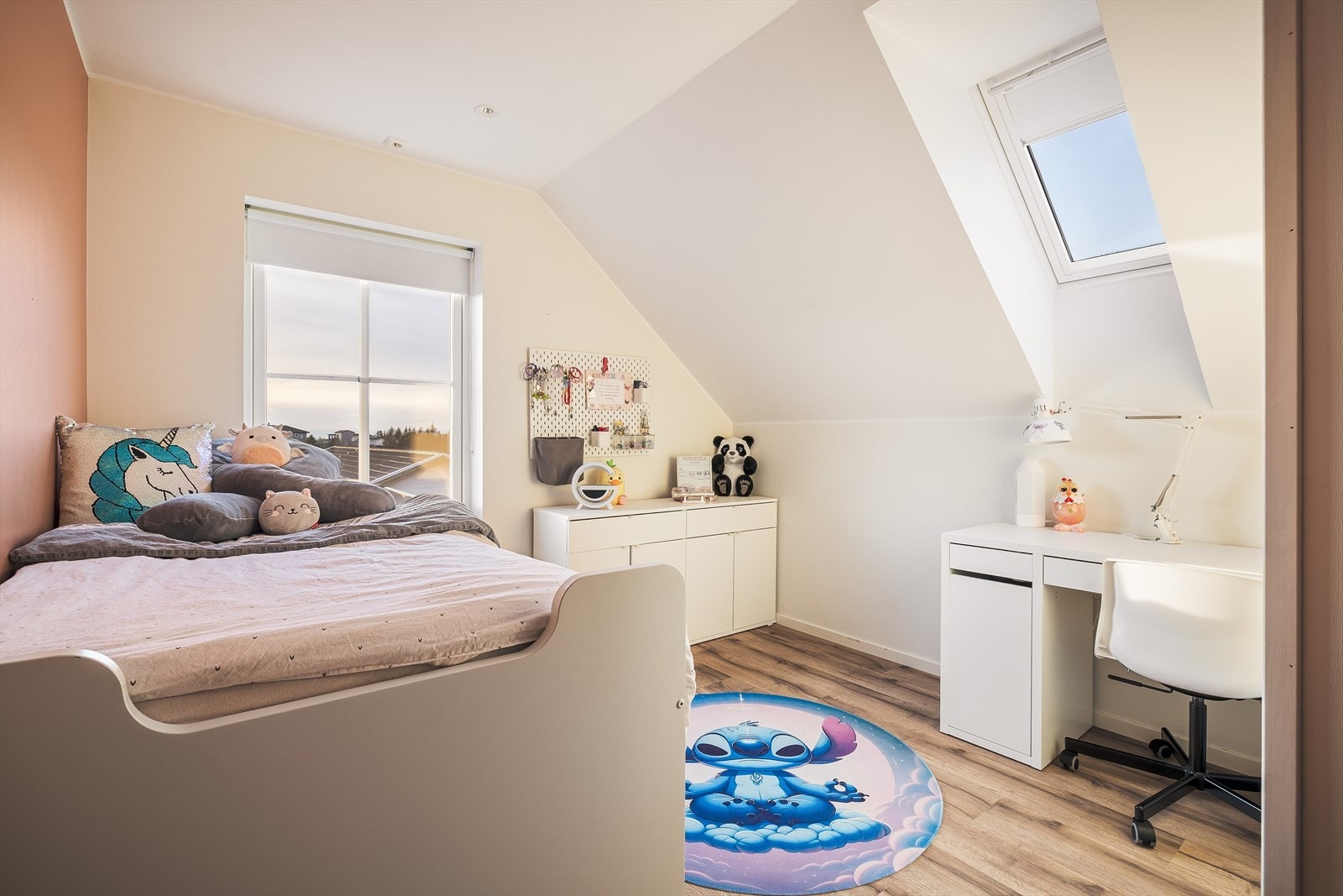 Her er det god plass til seng og annet trivelig soveromsmøblerment Galleribilde