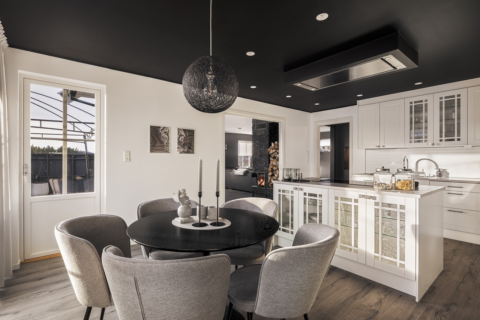 Fra kjøkkenet har man direkte adkomst til en sør-vestvendt terrasse på 60,3m² via terrassedør. Galleribilde